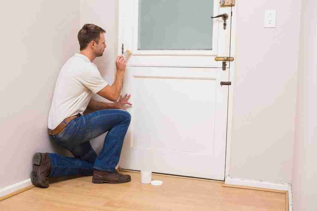 pintor pintando puerta